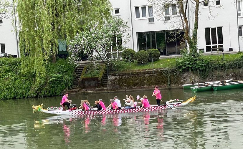 Pink PaddlerInnen Tübingen taufen neues Boot am 05.05.2023