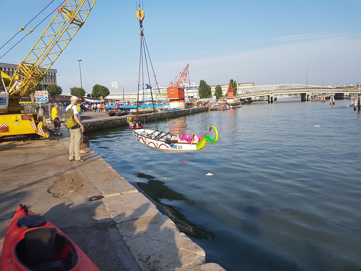 Boote CHRIS und KATJA werden zu Wasser gelassen